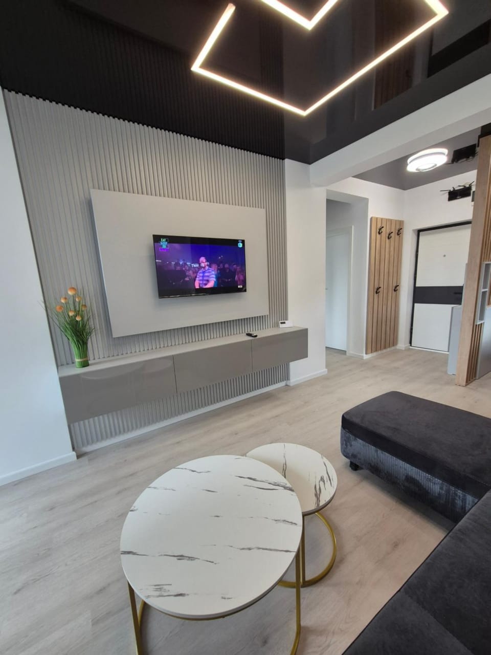 Communal lounge/ TV room, TV and multimedia, Living room, Seating area, Evening entertainment