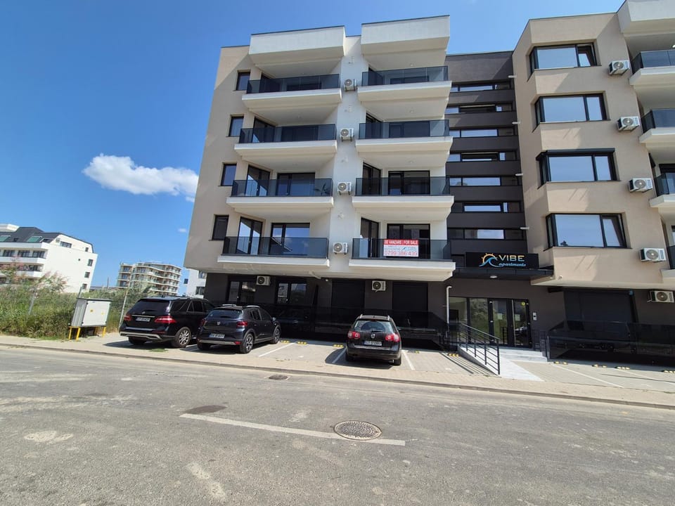 Property building, Day, Neighbourhood, Street view, Location, Parking