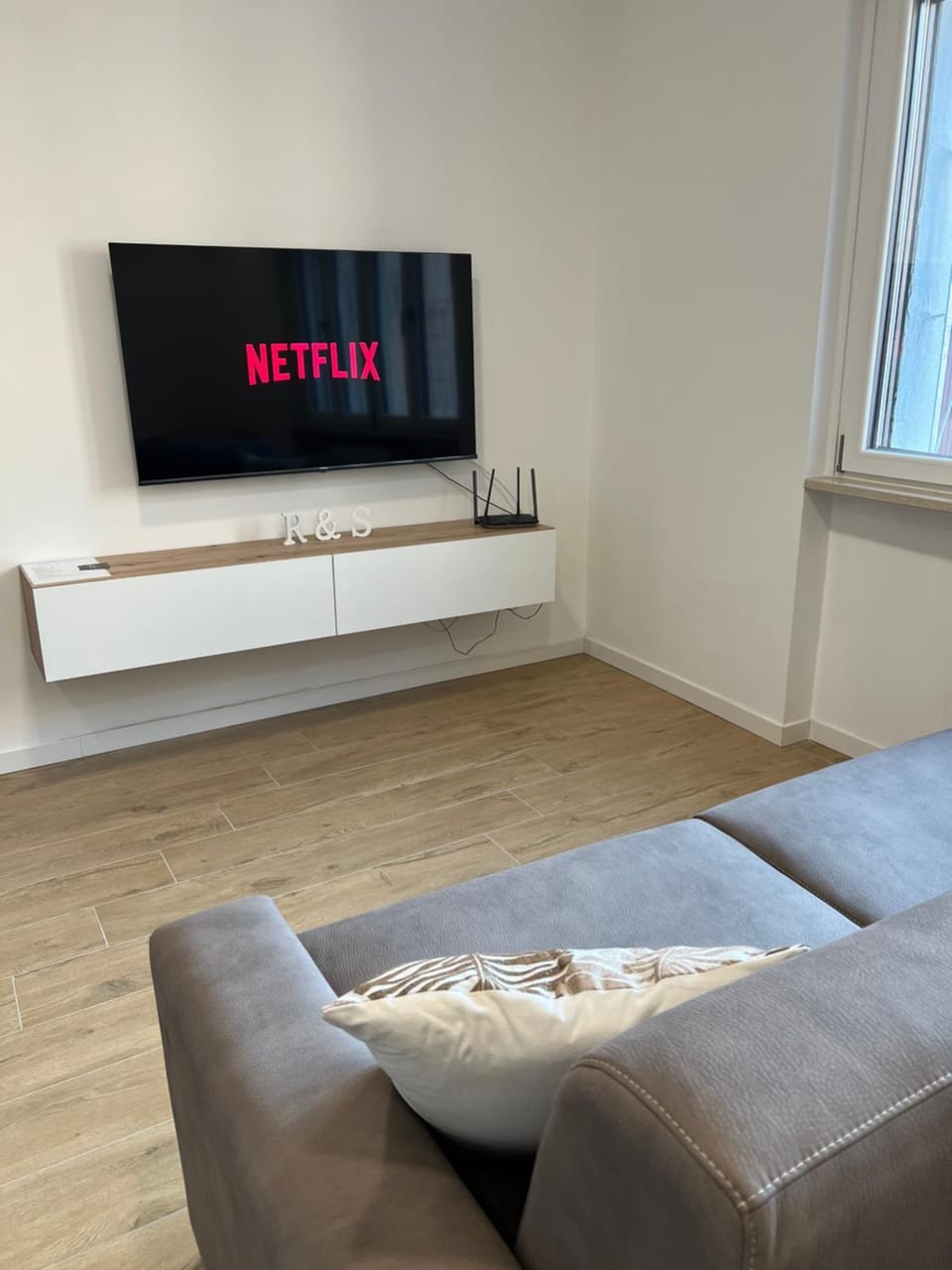 TV and multimedia, Living room, Seating area, Evening entertainment