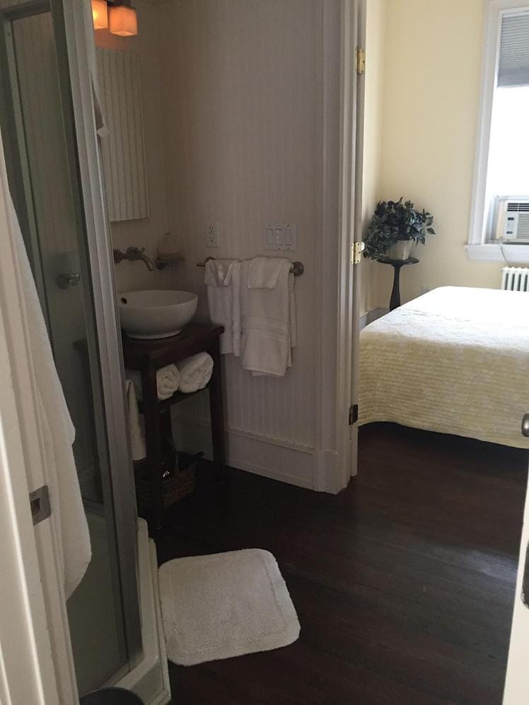 Bathroom, Bedroom, towels