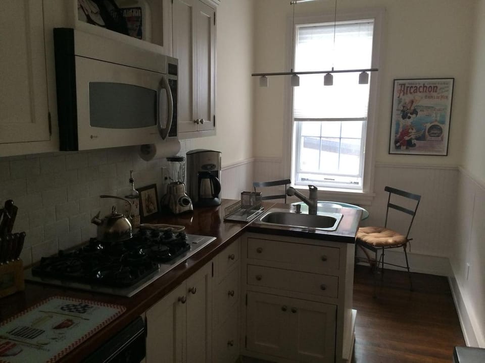 Coffee/tea facilities, Kitchen or kitchenette, Dining area, stove, toaster