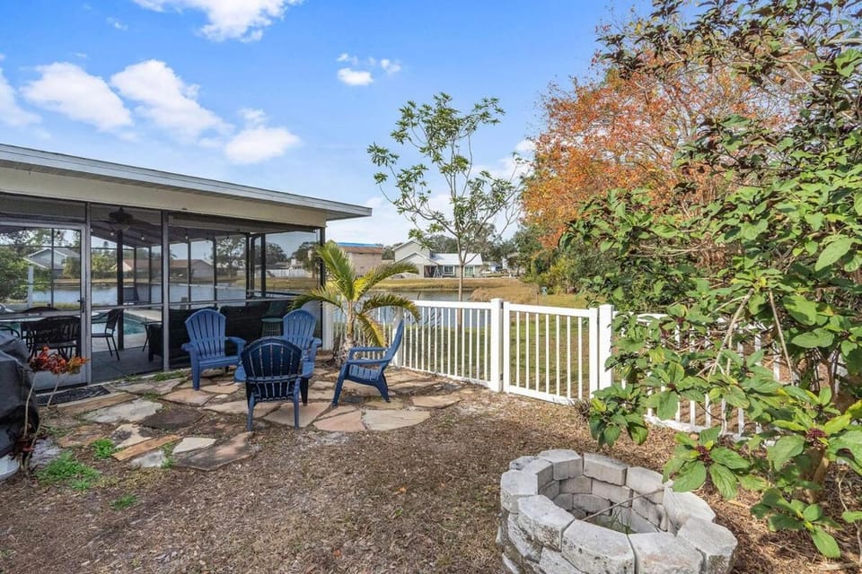 Pool on the Lake, Peaceful, Close to Beaches, Restaurants and More! House in Florida