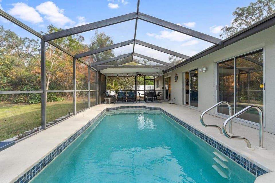 Pool on the Lake, Peaceful, Close to Beaches, Restaurants and More! House in Florida