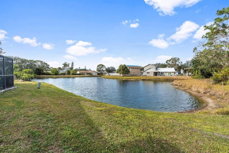 Pool on the Lake, Peaceful, Close to Beaches, Restaurants and More! House in Florida