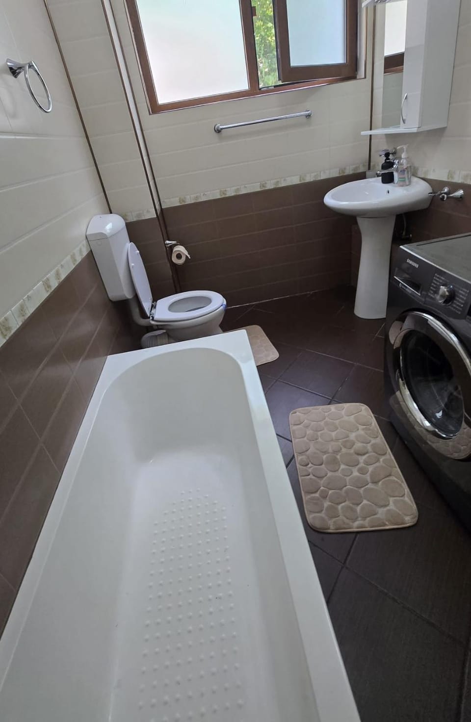 Toilet, Bathroom, Bath, towels, washing machine
