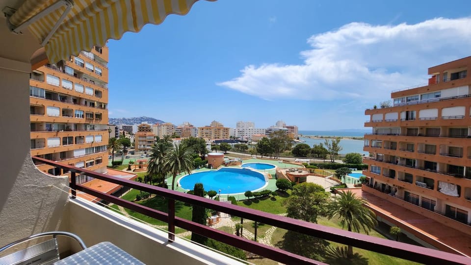 Property building, Balcony/Terrace, Pool view, Swimming pool