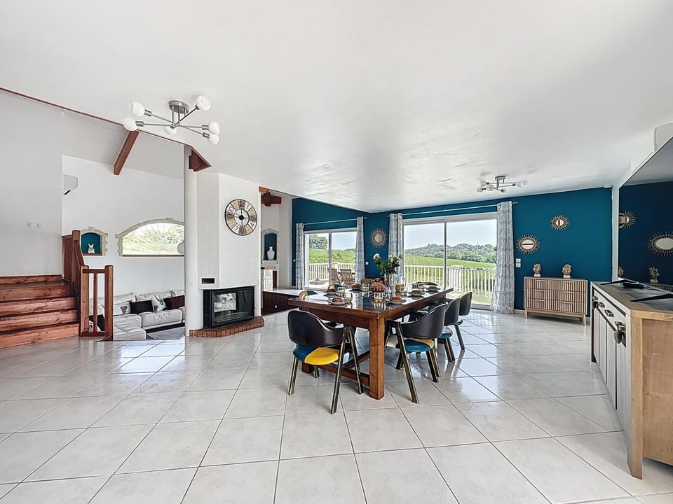 TV and multimedia, Living room, Dining area, fireplace