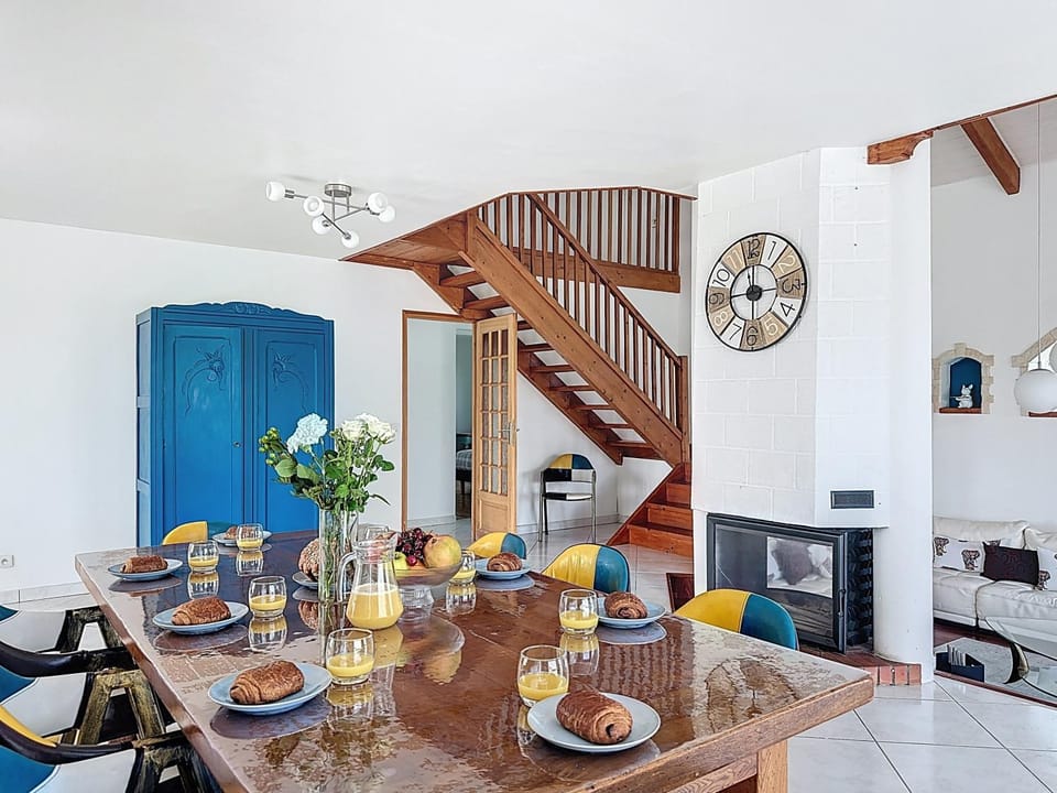 Living room, Dining area, fireplace