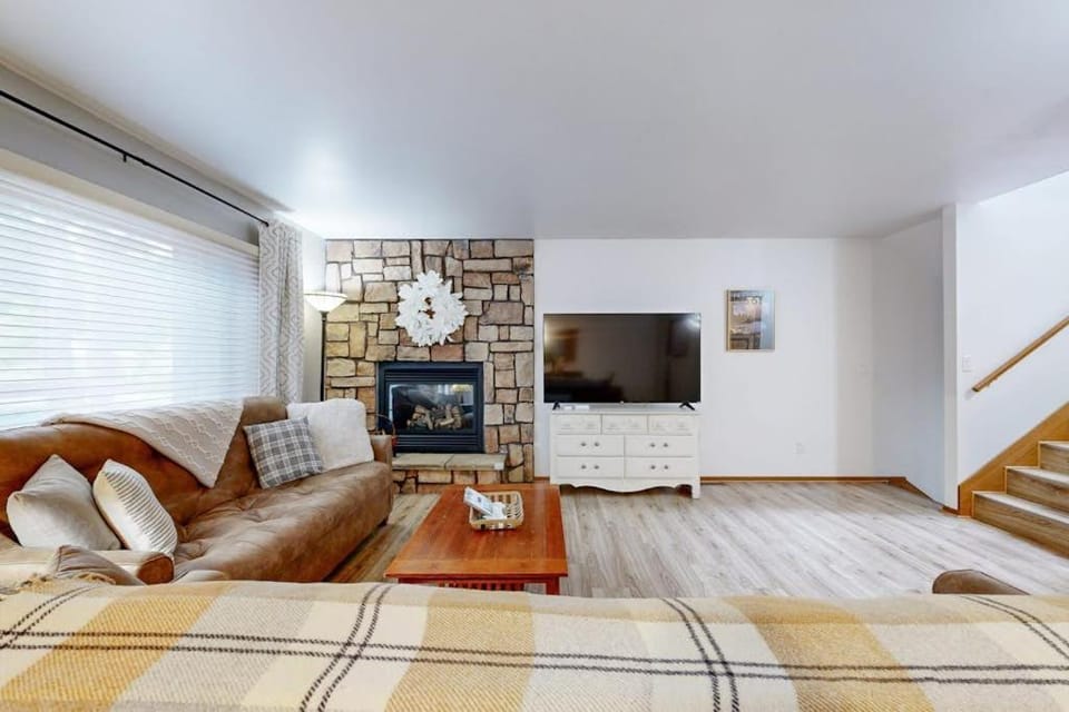 Knotty Pines House in Dellona