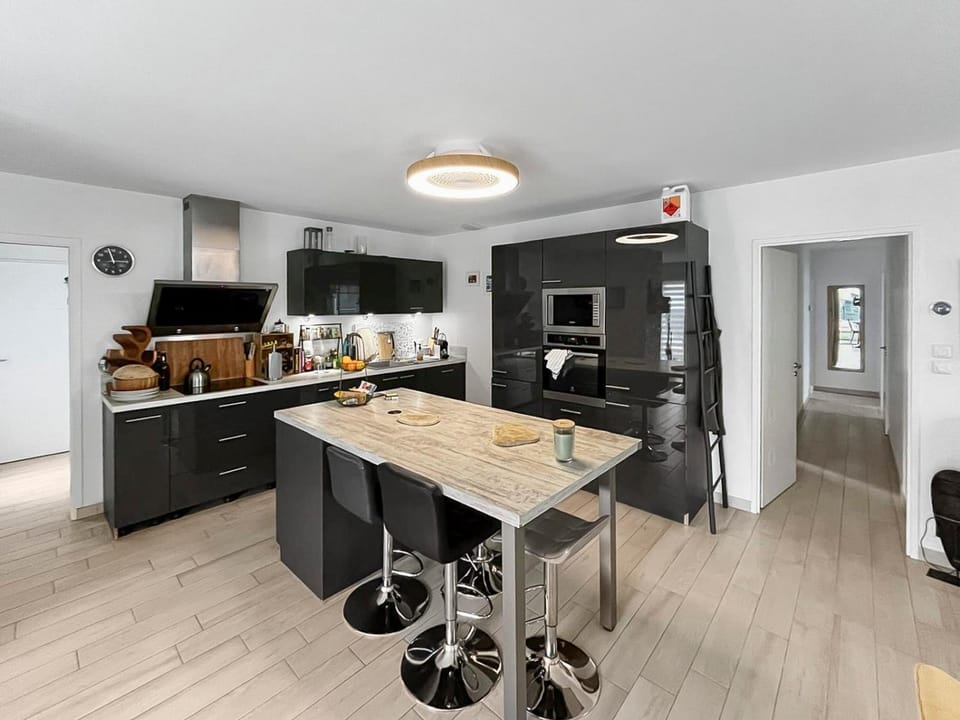 Coffee/tea facilities, Dining area, dishwasher, oven, stove