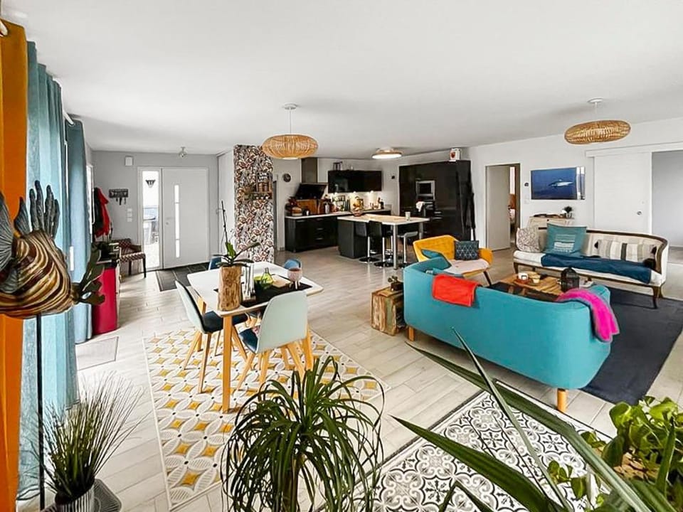 TV and multimedia, Kitchen or kitchenette, Living room, Seating area, Dining area