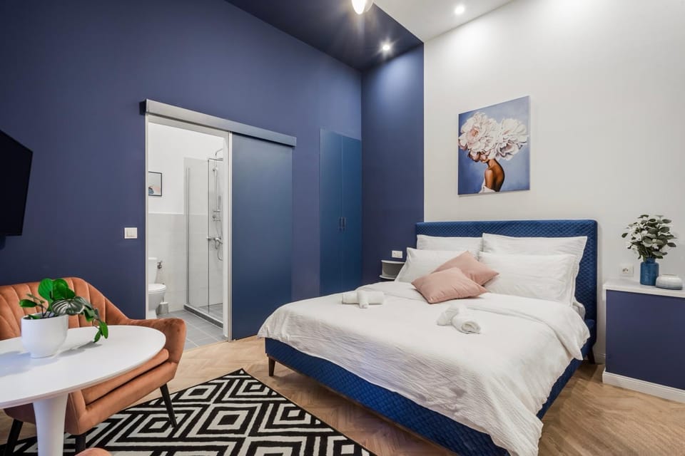 Bed, Living room, Photo of the whole room, Seating area, Bedroom, towels
