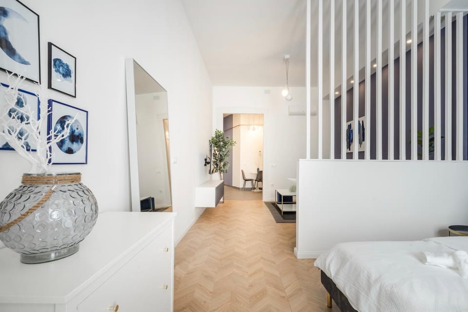Bed, Living room, Photo of the whole room, Seating area, Bedroom
