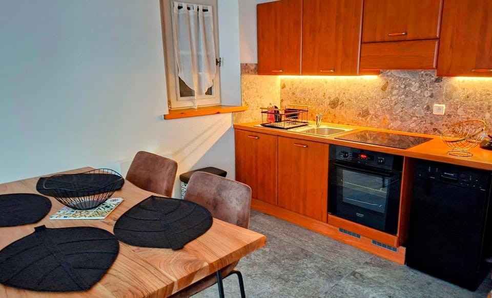 Kitchen or kitchenette, Dining area, oven, stove