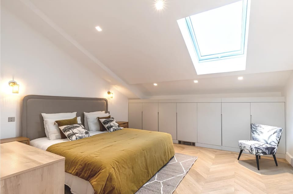 Photo of the whole room, Bedroom