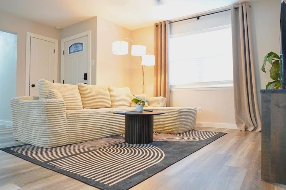 Luxury 4BR Retreat 10 Mins to Downtown & Lake House in Mesquite