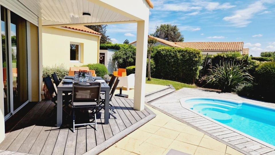 Villa 68, piscine chauffée à 2 pas de l'océan Bed and Breakfast in Château-d'Olonne