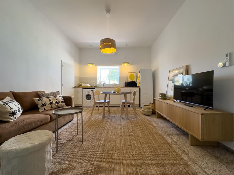 TV and multimedia, Living room, Seating area, Evening entertainment