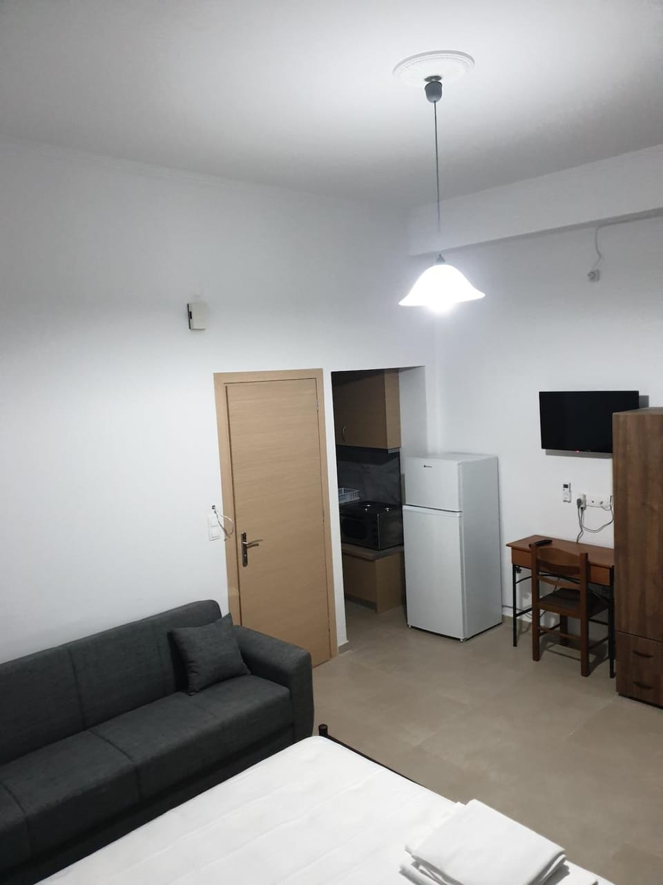 Bed, TV and multimedia, Kitchen or kitchenette, wardrobe