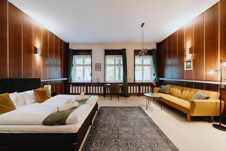 Bed, Living room, Photo of the whole room, Seating area, Bedroom