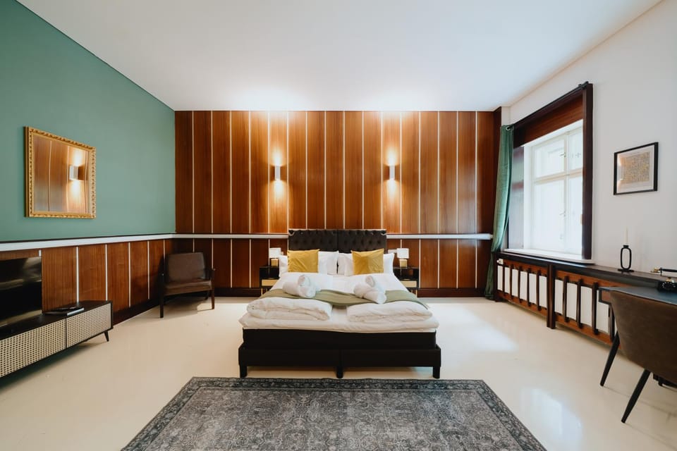 Bed, TV and multimedia, Living room, Photo of the whole room, Seating area, Bedroom
