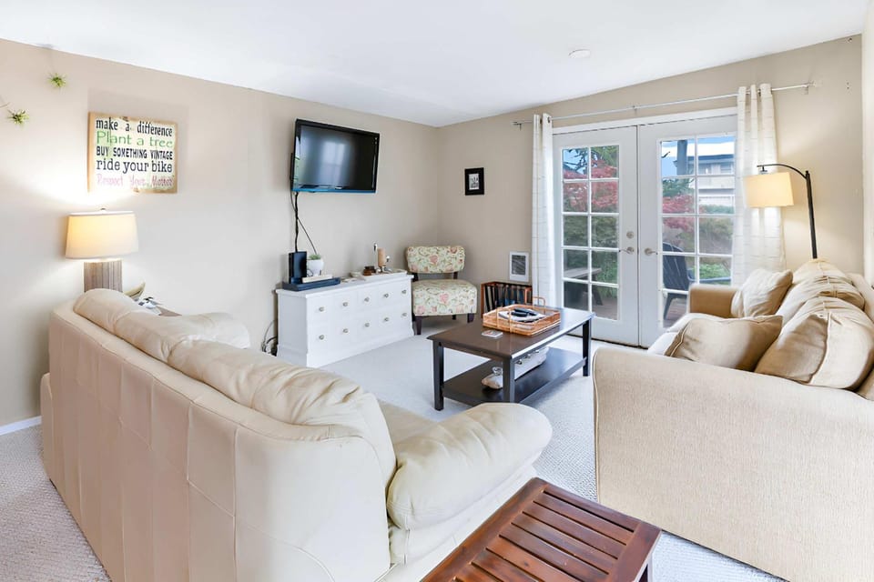 TV and multimedia, Living room, Seating area, Evening entertainment