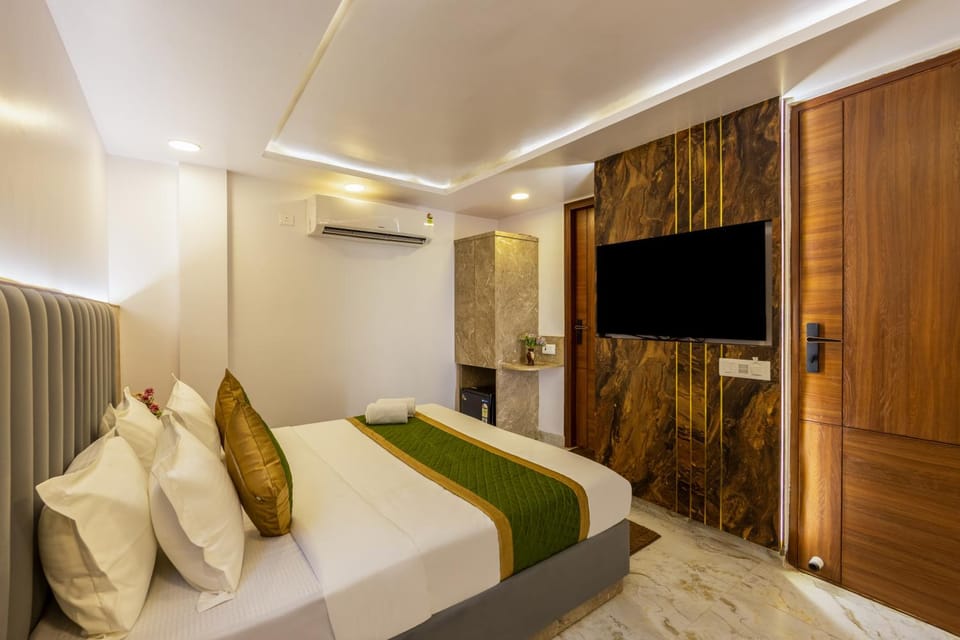 Bed, TV and multimedia, air conditioner