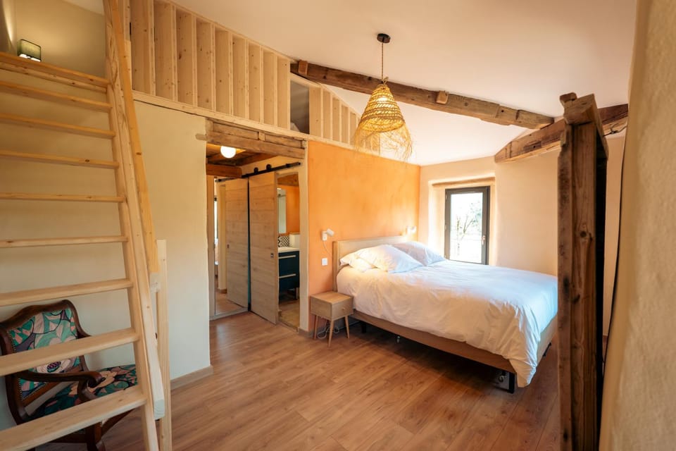 Photo of the whole room, Bedroom