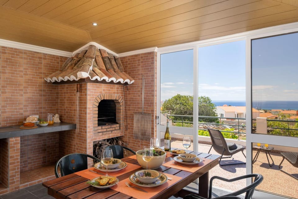 Day, BBQ facilities, Balcony/Terrace, Seating area, Dining area, Sea view