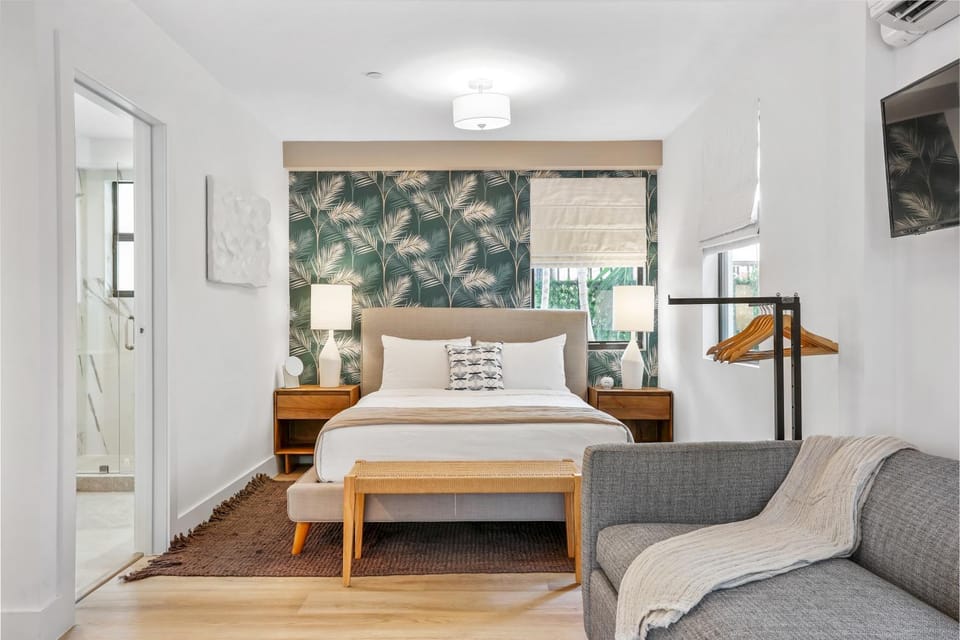 Bed, Photo of the whole room, Bedroom, air conditioner