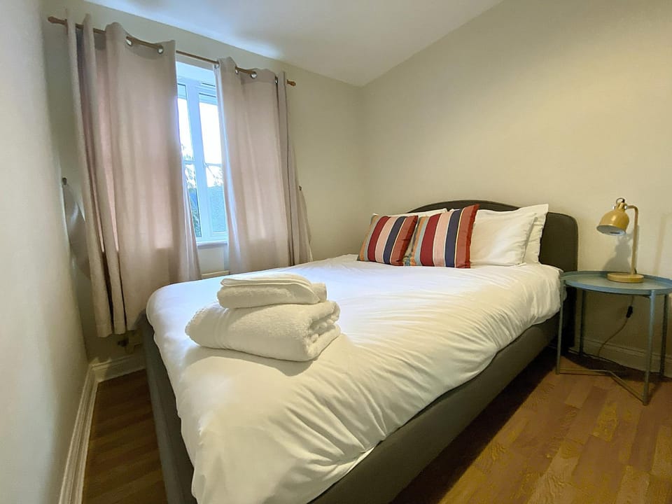 Woking 2-Bed Flat with Balcony, En-Suite and Parking Apartment in England