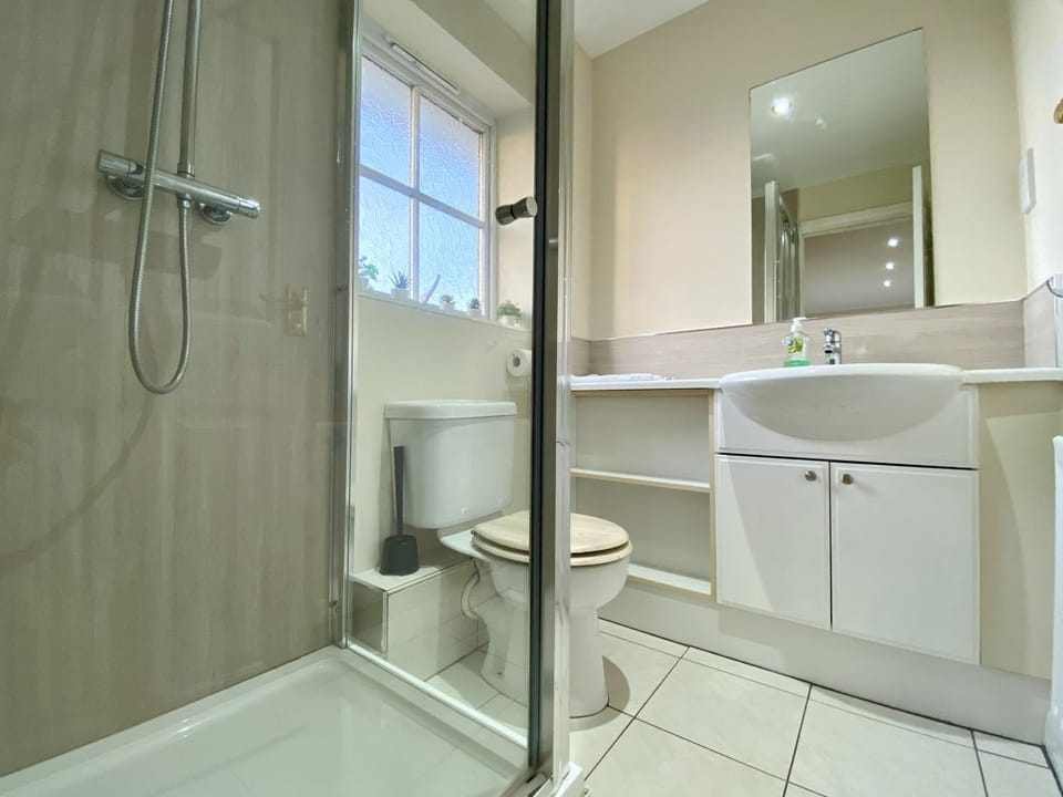 Woking 2-Bed Flat with Balcony, En-Suite and Parking Apartment in England