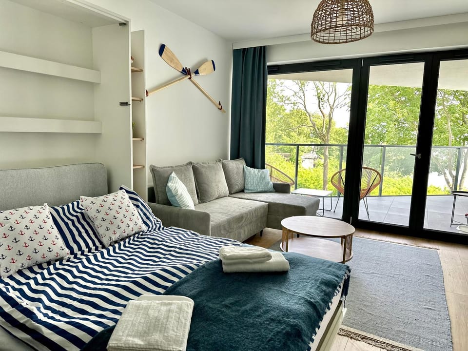 Bed, Seating area, towels
