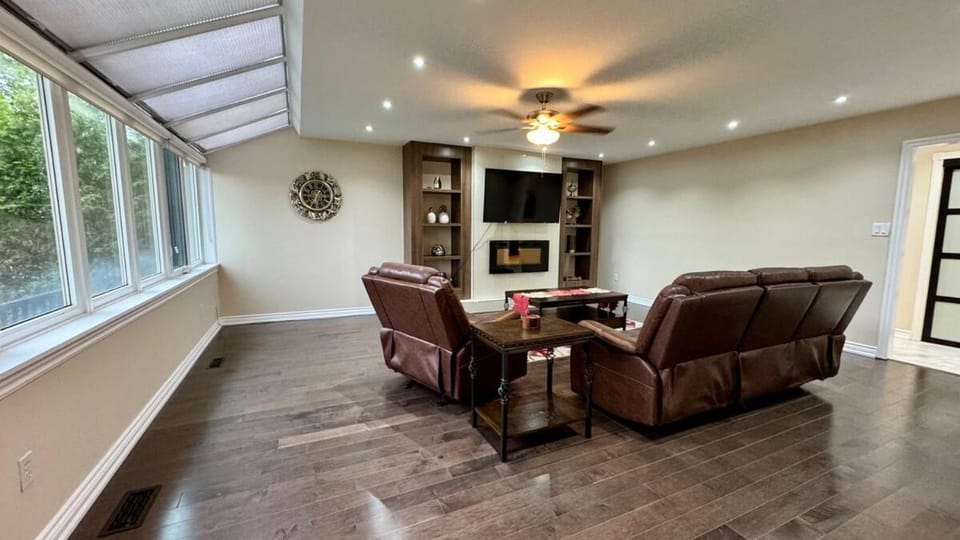 TV and multimedia, Living room, Seating area, fireplace