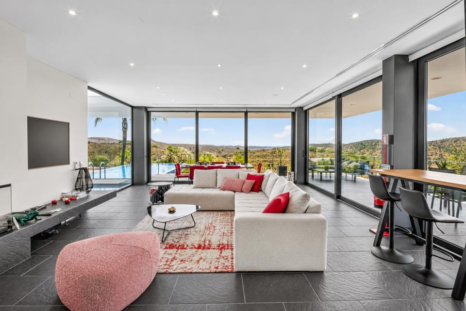 Communal lounge/ TV room, TV and multimedia, Mountain view, Pool view