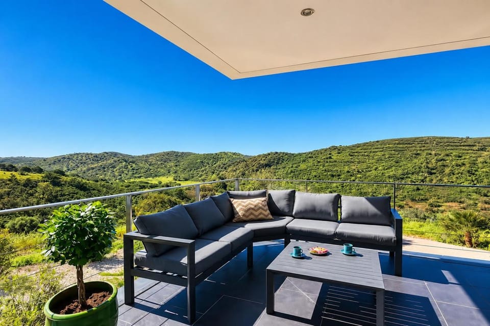 Villa Sernadinha - Infinity Pool & Mountain Views Villa in Faro District