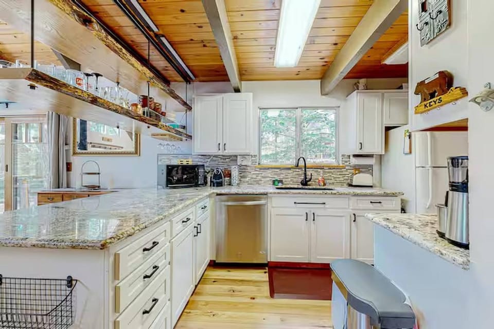 Coffee/tea facilities, Kitchen or kitchenette, dishwasher, oven, pet friendly, stove