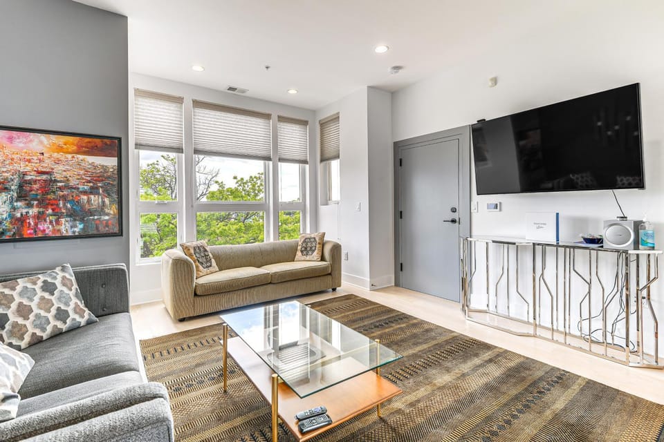 Luxe NW DC Condo w/Rooftop Deck: .7 Mi to Howard House in District of Columbia