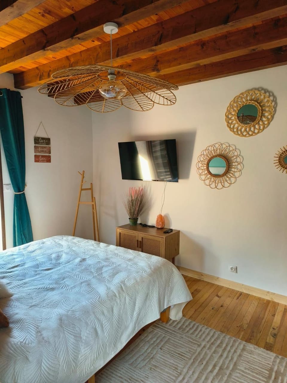 Bed, TV and multimedia, Photo of the whole room