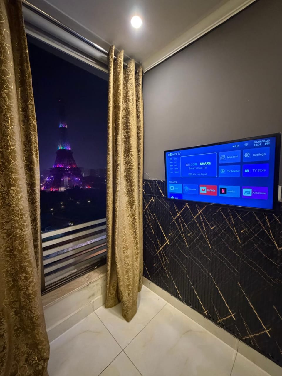 Eiffel Facing Comfy Elegant 1BHk Apartment in Lahore