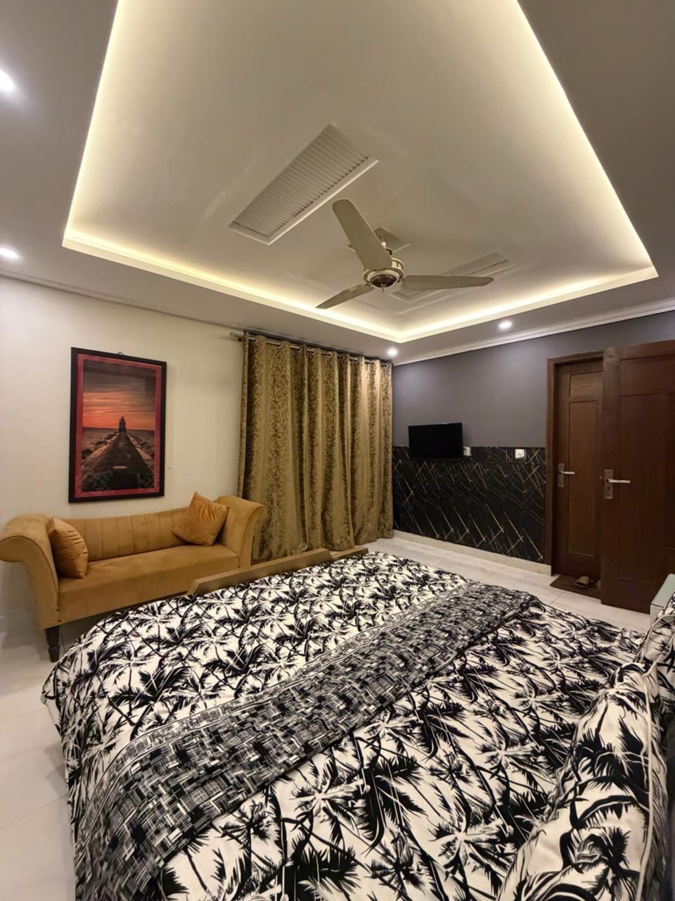 Eiffel Facing Comfy Elegant 1BHk Apartment in Lahore