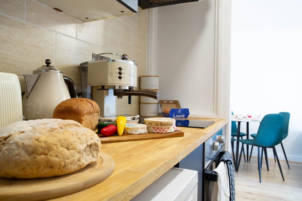 Kitchen or kitchenette, Food and drinks, Seating area, Dining area, Food