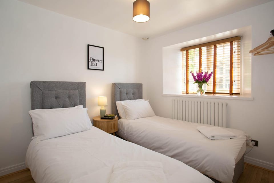 Bed, Photo of the whole room, Bedroom, internet