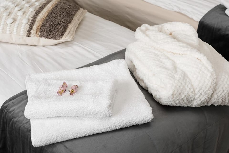 Bed, towels