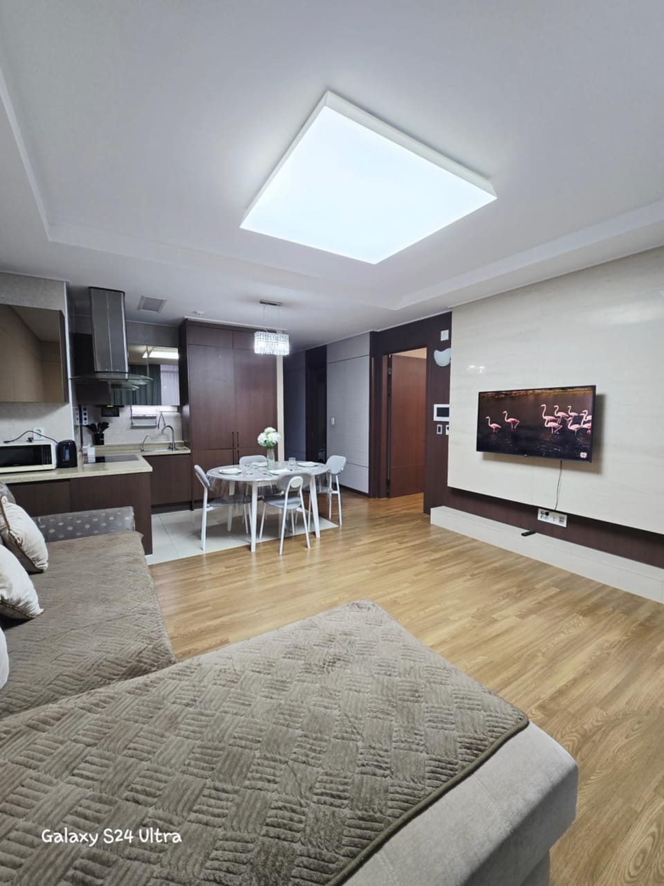 Kitchen or kitchenette, Living room, Seating area, Dining area