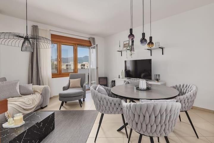 TV and multimedia, Living room, Seating area