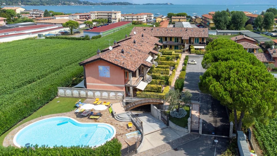 Property building, Day, Natural landscape, Bird's eye view, Garden, Garden view, Lake view, Swimming pool, Swimming pool, Parking, sunbed