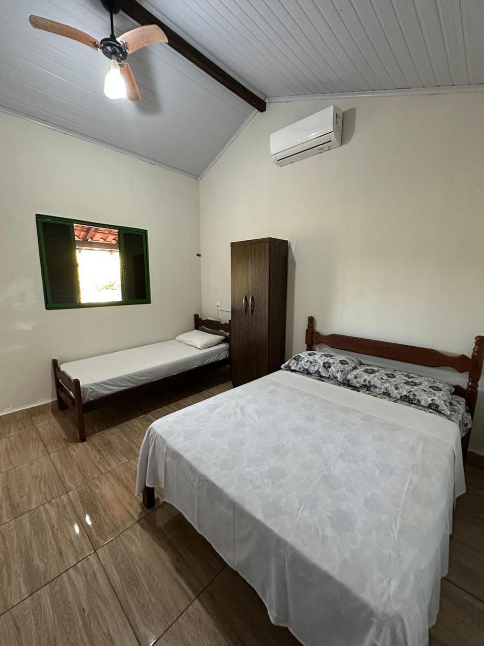 Bed, Photo of the whole room, Bedroom, air conditioner