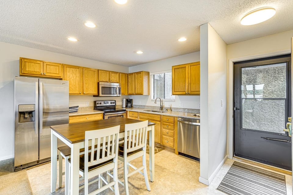 Waterfront Ozarks Escape! Patio and Pool Access Apartment in Osage Beach