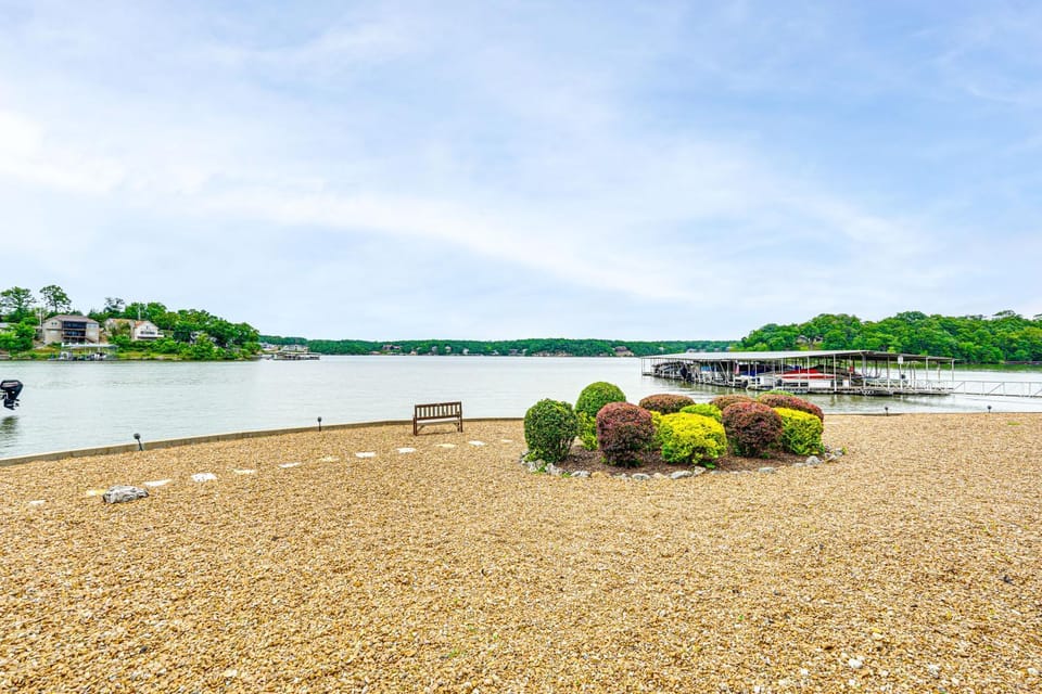 Waterfront Ozarks Escape! Patio and Pool Access Apartment in Osage Beach